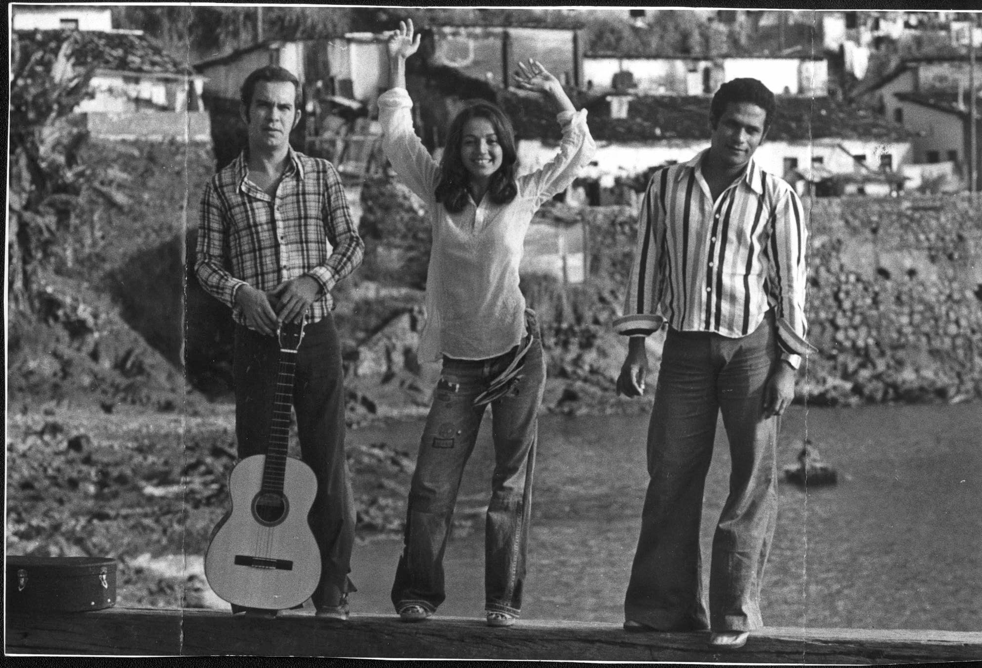 Ederaldo ao lado da cantora Cida Maria e do sambista Edil Pacheco. O show do trio, "Nosso Samba Eternamente", teve temporadas de sucesso em Salvador em 1975. Crédito: Arquivo A Tarde.