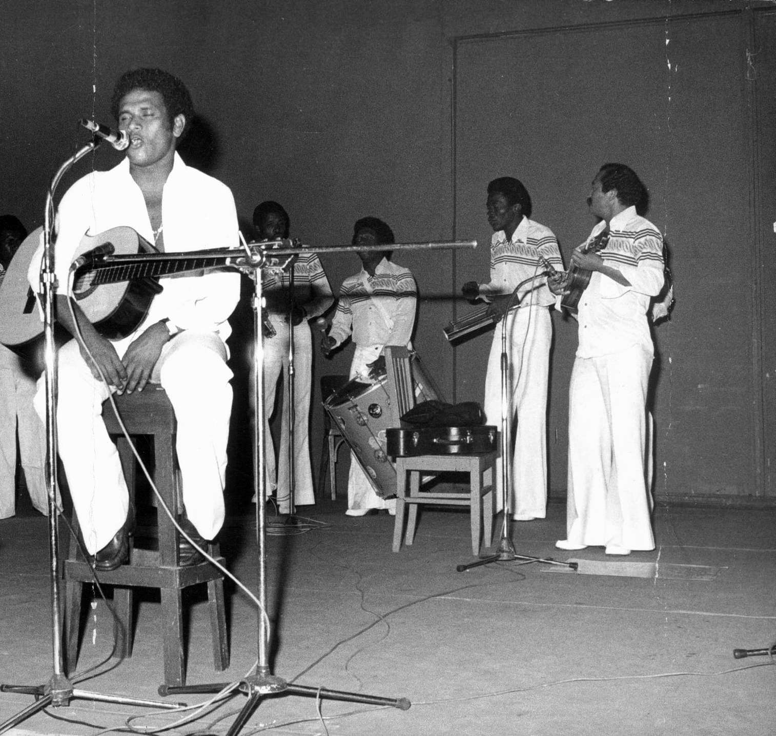 Ederaldo Gentil durante show, em 1976, no Largo do Pelourinho na Noite do Samba. Crédito: Arquivo A Tarde