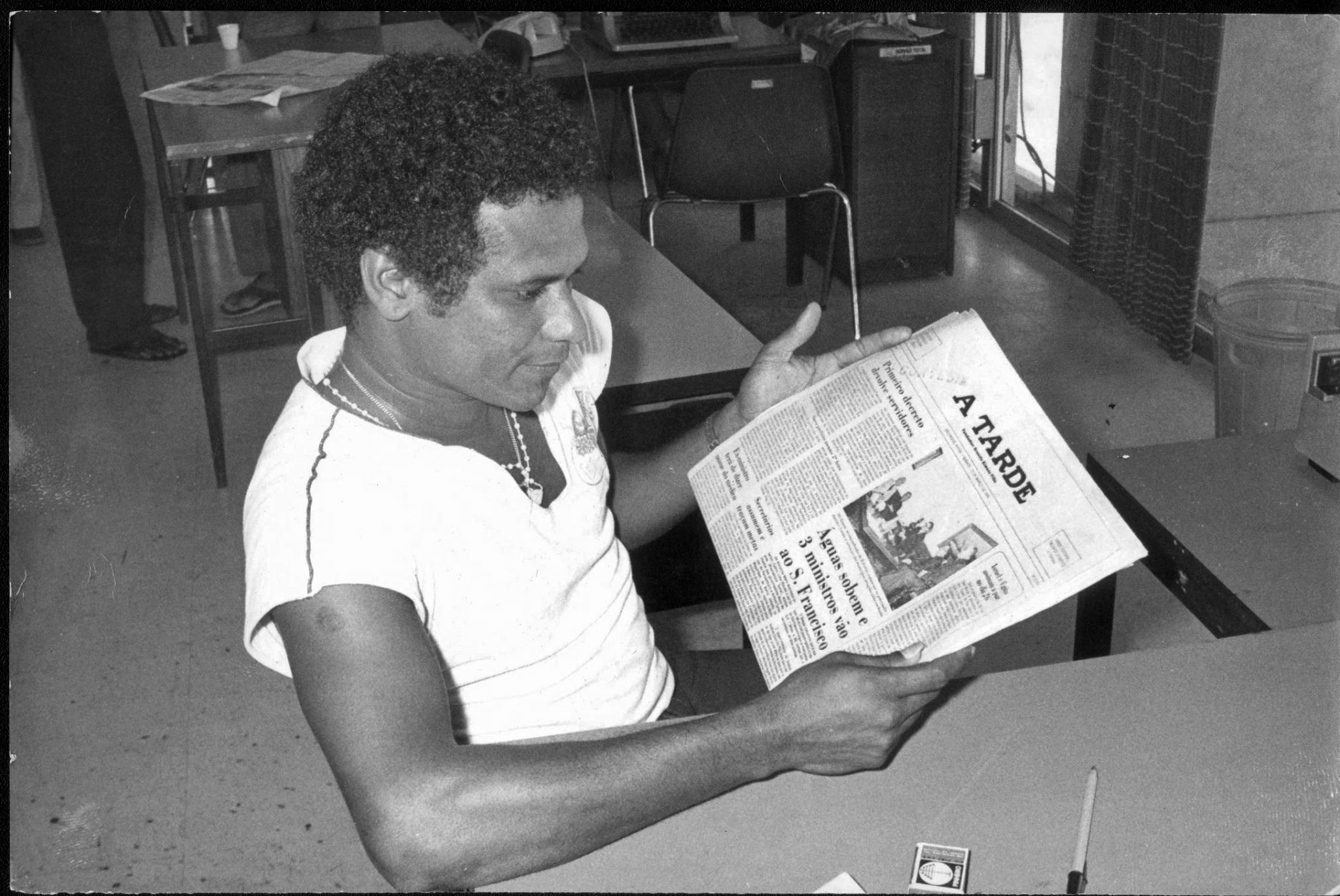 Registro da passagem de Ederaldo pela redação do jornal A TARDE em 1979, para perfil feito pelo jornalista Oleone Coelho Fontes. Crédito: Arquivo A Tarde.