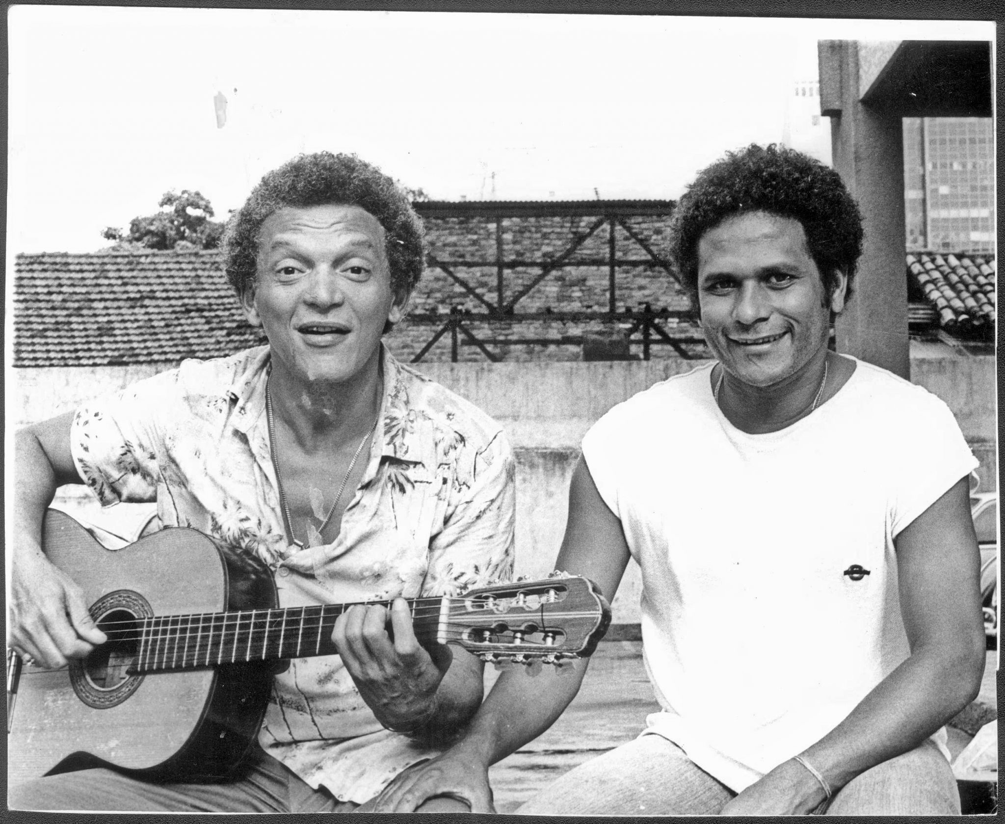 Ederaldo fez em 1982 uma turnê pelo Nordeste ao lado do pernambucano Paulo Diniz (autor de "I Want To Go Back To Bahia"). A foto foi feita em Salvador, onde se apresentaram na "Temporada de Verão 82" do Teatro Castro Alves. Crédito: Arquivo A Tarde.