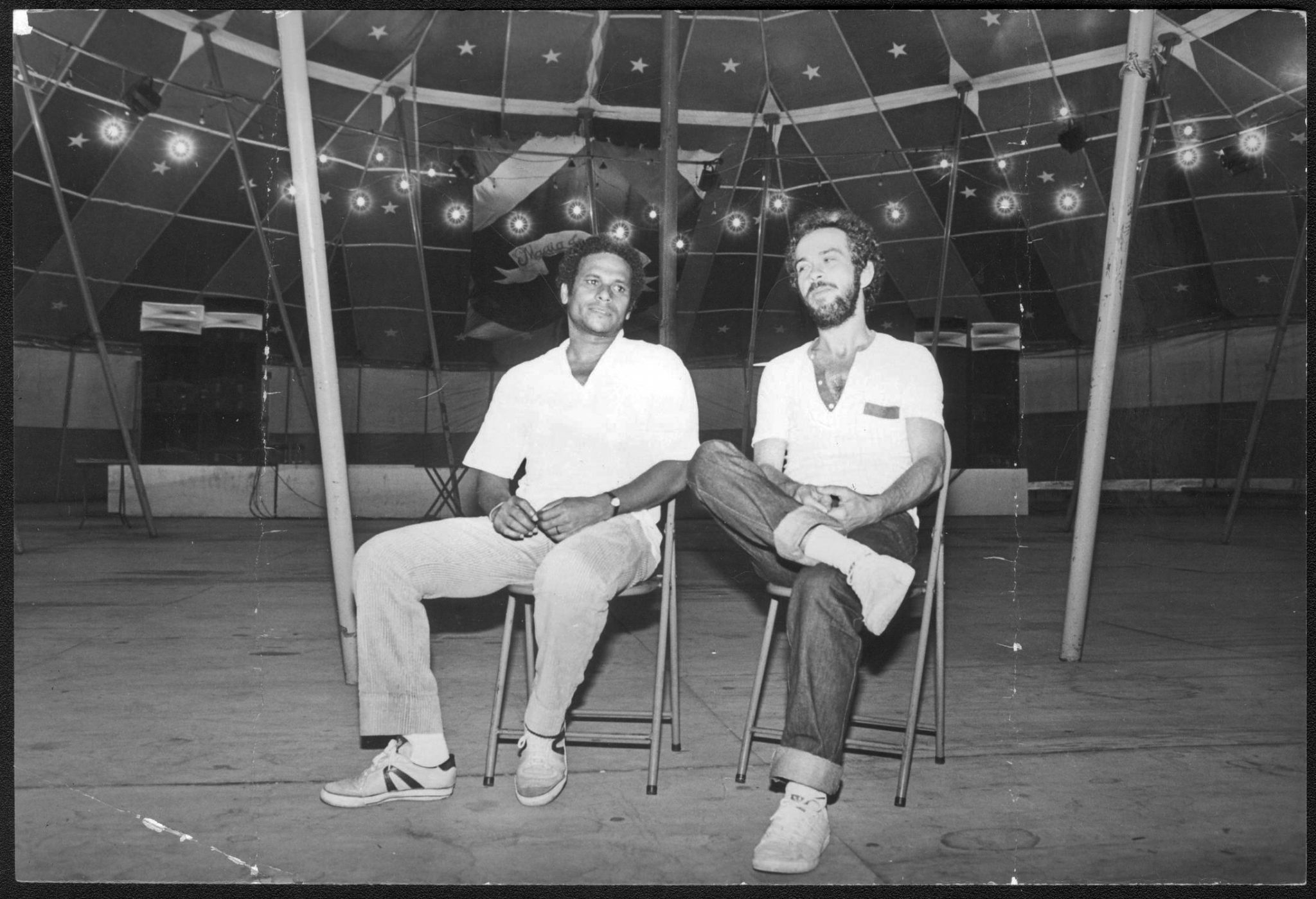 Ederaldo Gentil e Edil Pacheco em 1983, divulgando a apresentação que fizeram juntos no Gran Circo Troca de Segredos, casa de shows em Salvador. Crédito: Arquivo A Tarde.