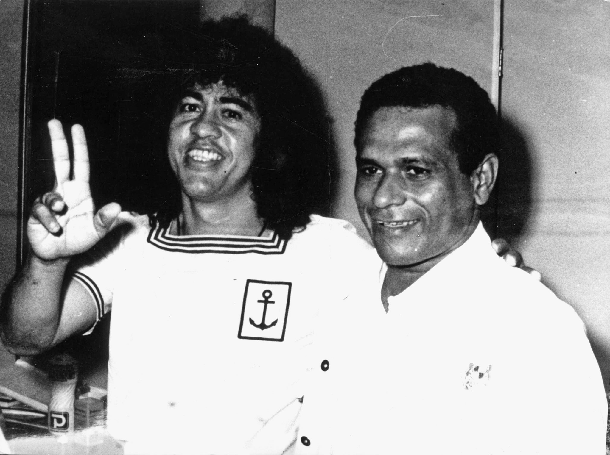 Ederaldo Gentil ao lado do artista plástico Irakitan Sá em 1990. Crédito: Arquivo A Tarde.