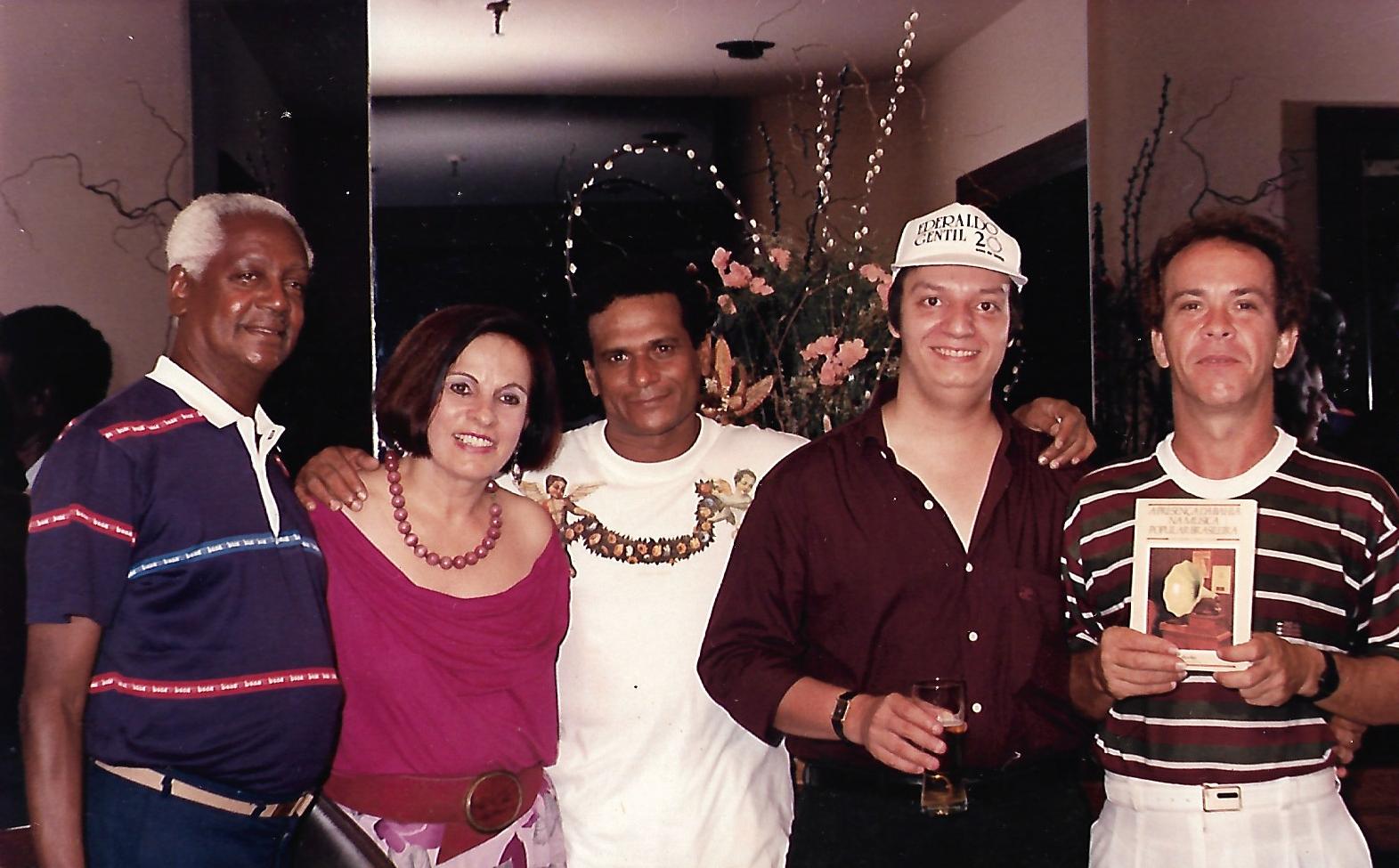 Batatinha, Consuelo Pondé de Sena, Ederaldo Gentil, Luiz Américo e Edil Pacheco, na festa comemorativa do lançamento do livro “A Presença da Bahia na Música Popular Brasileira”, de Luiz Américo, no Bar Canoa, do ex-hotel Meridien. Salvador/Bahia. Junho de 1990. Crédito: Acervo Luiz Américo Lisboa Junior.