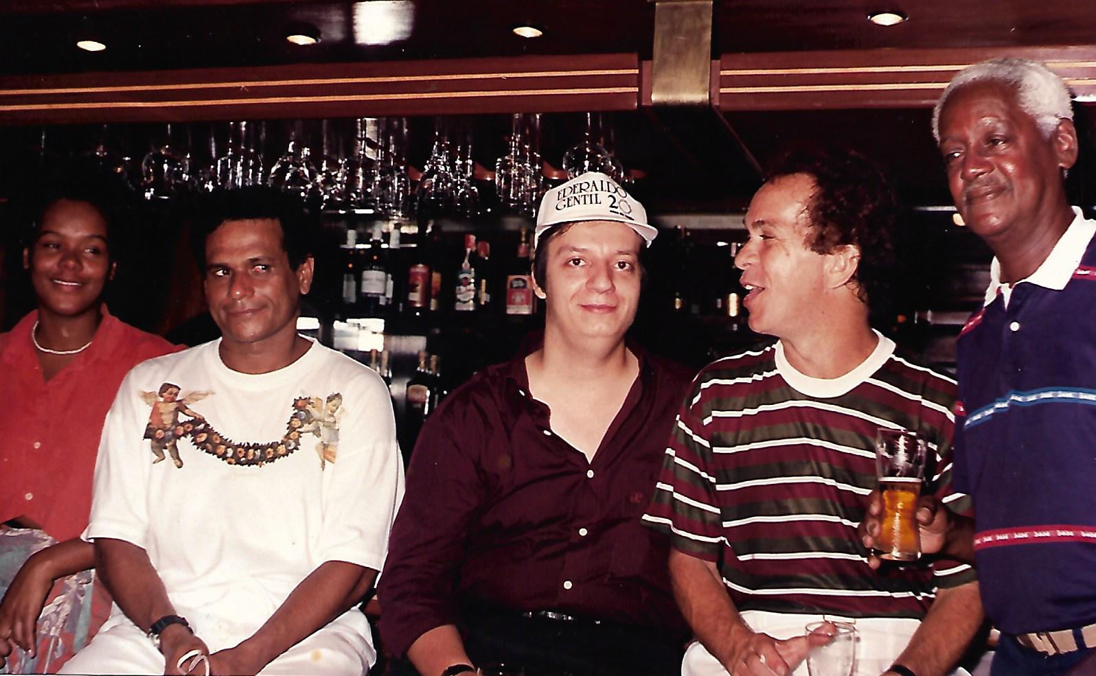 Ederaldo, Batatinha, o historiador Luiz Américo e Edil Pacheco no lançamento do livro "A Presença da Bahia na MPB", de Luiz Américo, no Bar Canoa, do ex-hotel Meridien. Salvador/Bahia. Junho de 1990. Crédito: Acervo Luiz Américo Lisboa Junior.