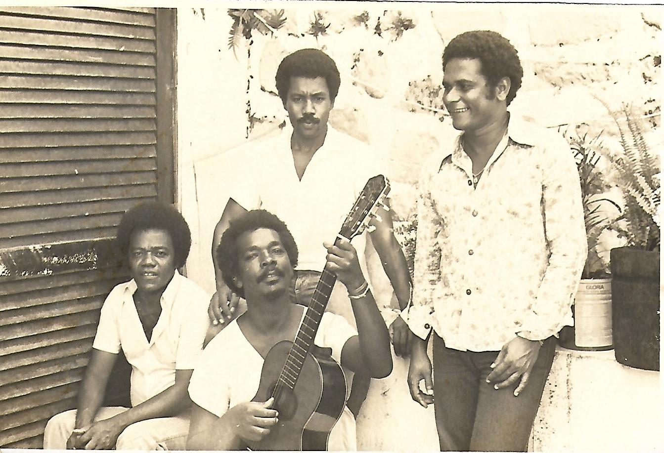 Ederaldo Gentil e Os Tincoãs, que juntos gravaram a música "A Sina e a Ceia" em 1981. Crédito: Acervo Luiz Américo Lisboa Junior.