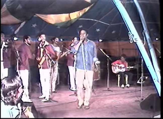 Matéria da TV Aratu (Salvador) nos anos 1980 sobre o evento "Noite do Samba"em Salvador, organizado pelos sambistas Ederaldo Gentil, Batatinha e Edil Pacheco, com participação do sambista Noite Ilustrada. Vídeo gentilmente cedido pela TV Aratu ao Acervo Ederaldo Gentil.